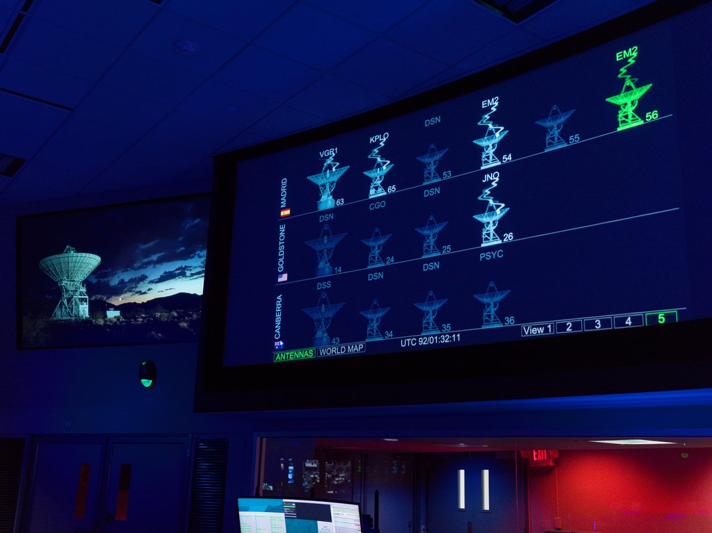 Description A graphical representation of the Deep Space Network’s radio frequency antennas indicate signal acquisition from NASA’s Artemis II mission to the Moon on April 1, 2026, inside the Space Flight Operations Facility at NASA’s Jet Propulsion...