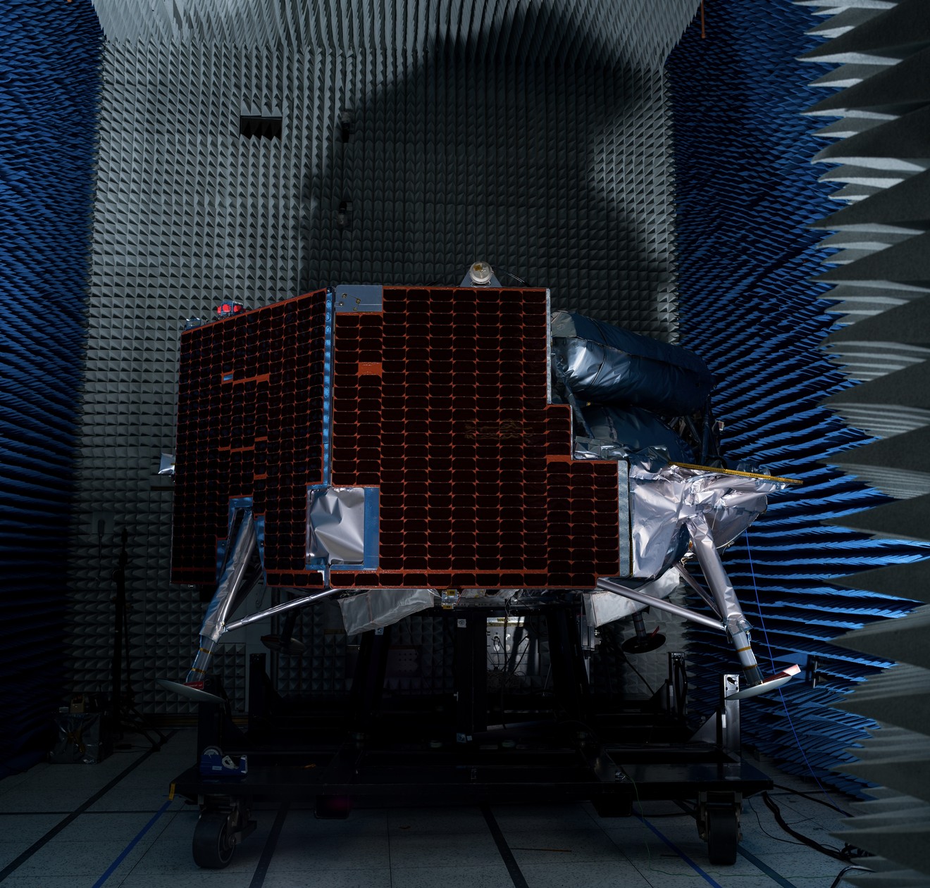 Il lander Griffin-1 durante i test di compatibilità elettromagnetica presso il JPL. Credits: NASA/JPL-Caltech