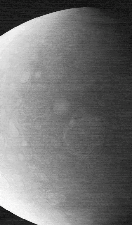 La granulosità e le linee orizzontali viste in questa immagine di JunoCam mostrano la prova che la fotocamera a bordo della missione Juno della NASA ha subito danni da radiazioni. L'immagine, che cattura uno dei cicloni circumpolari sul polo nord di Giove, è stata scattata il 22 novembre 2023. Credits: NASA/JPL-Caltech/SwRI/MSSS