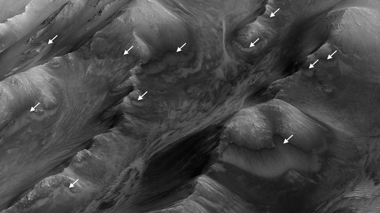Mars Canyons Study Adds Clues about Possible Water