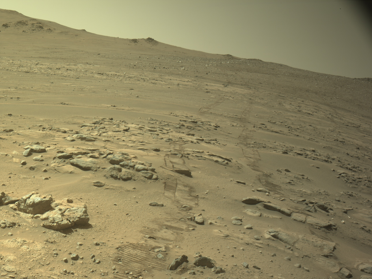 Una delle telecamere di navigazione di Perseverance ha catturato questo scatto l'11 ottobre 2026, il giorno in cui il contachilometri ha superato il record di distanza percorsa da Opportunity su Marte. Credits: NASA/JPL-Caltech
